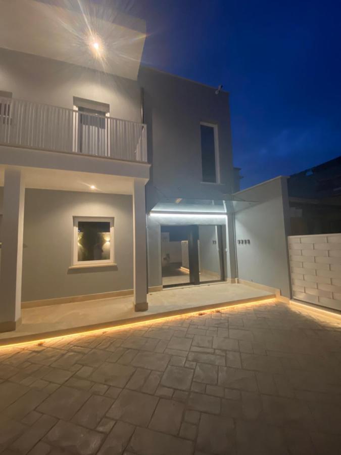Grey House Guest House Luxury Latina Eksteriør billede